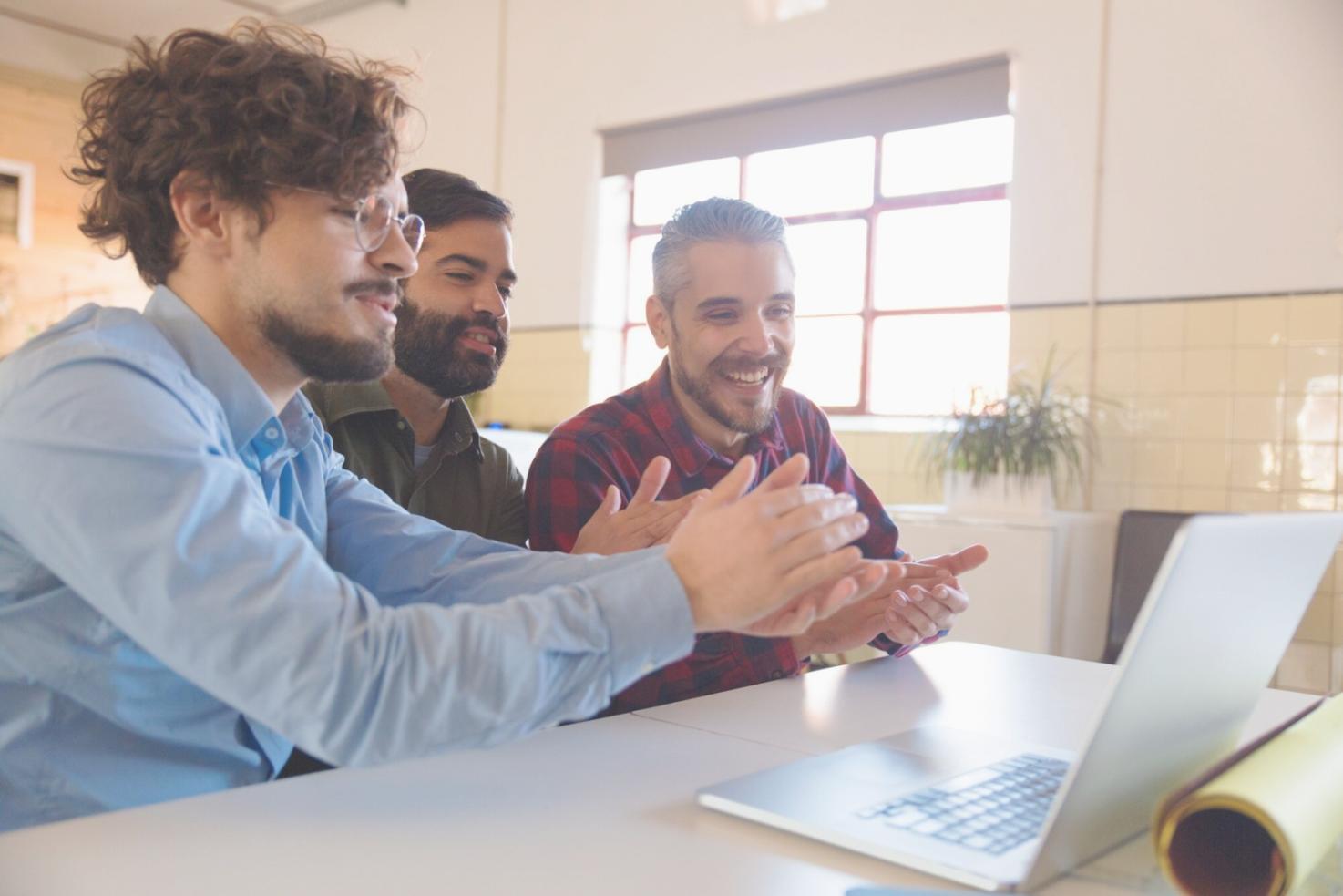Professionelle Budget-Analyse und Benchmarking-Prozess in einem modernen Büro