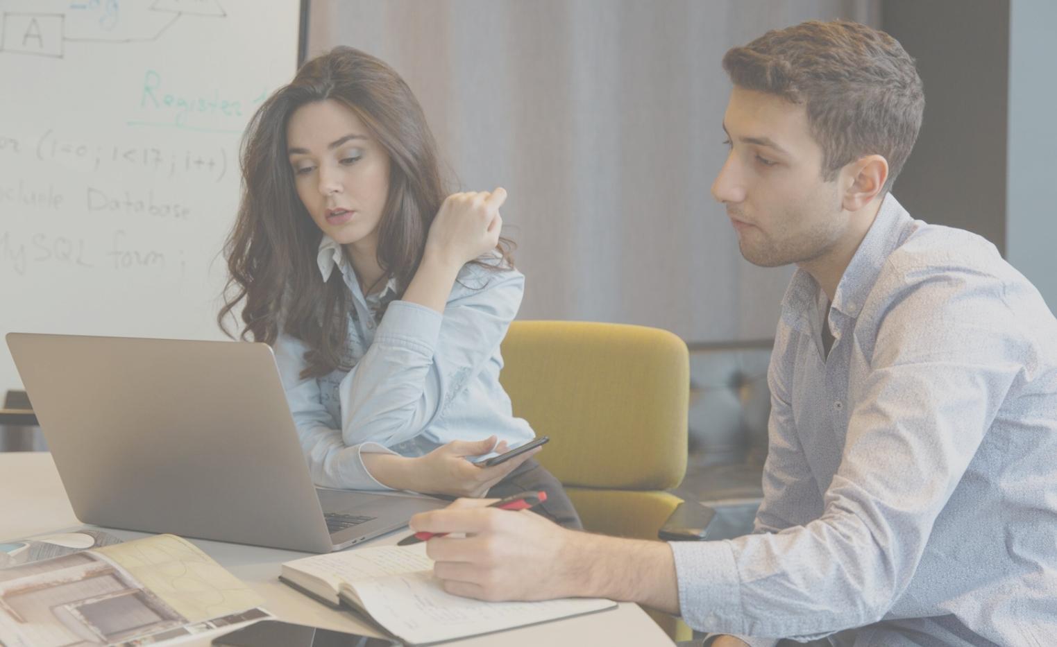 Detaillierte Finanzcharts und Analysewerkzeuge